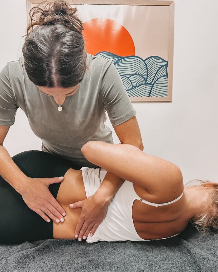 Carolin Müller bei einer manuellen Behandlung im Rückenbereich in ihrer Physiotherapie-Praxis in Bamberg
